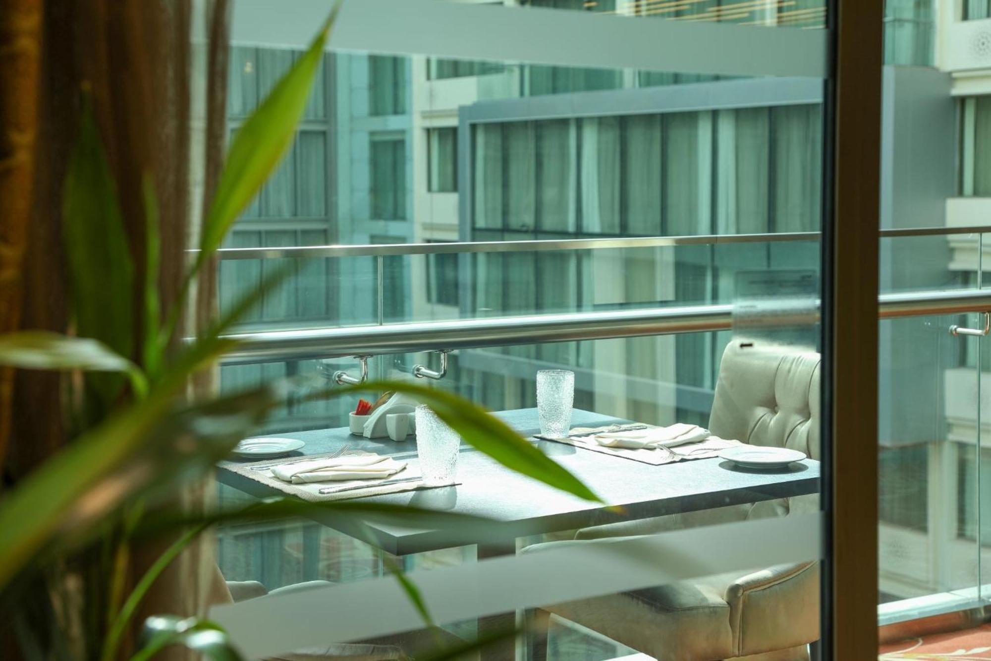 Crowne Plaza Kuwait Al Thuraya City By Ihg Kuwait City Exteriör bild